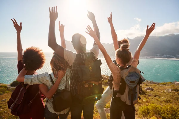 Millennial Amigos Viaje Senderismo Celebrar Llegar Cumbre Admirar Vista Vista — Foto de Stock