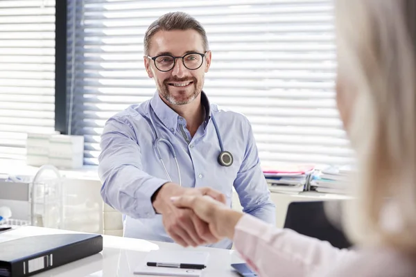 Patientin Beim Händeschütteln Mit Arzt Schreibtisch Büro — Stockfoto