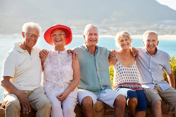 Ritratto Amici Anziani Visita Punto Riferimento Turistico Vacanza Gruppo — Foto Stock