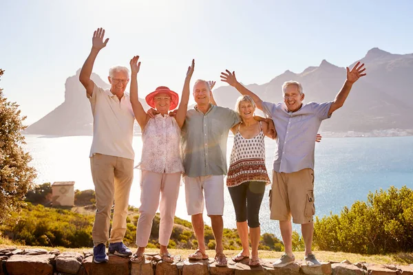 Ritratto Amici Anziani Che Visitano Punto Riferimento Turistico Vacanza Gruppo — Foto Stock