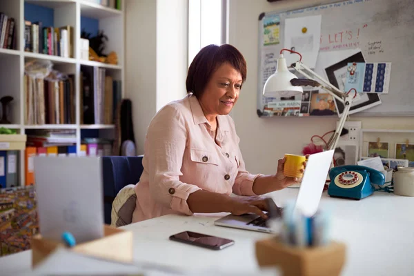 Lachende Rijpe Vrouw Met Laptop Werken Thuiskantoor — Stockfoto