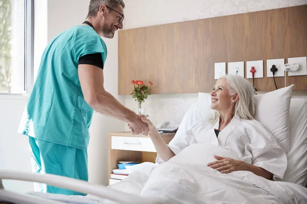 Chirurg Besucht Reife Patientin Krankenhausbett Und Schüttelt Ihr Die Hand — Stockfoto