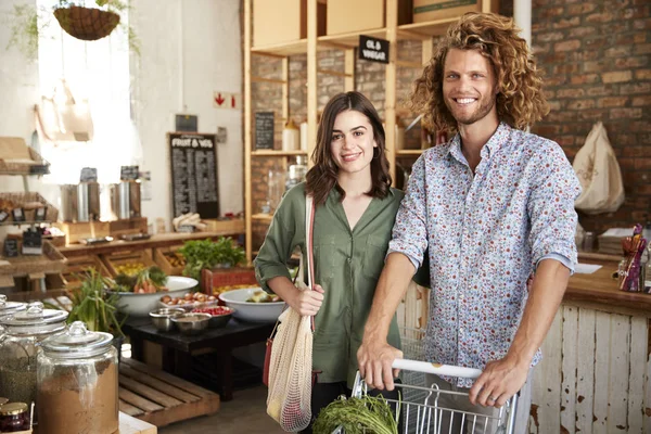 Retrato Pareja Con Carro Comprando Frutas Verduras Frescas Tienda Comestibles — Foto de Stock