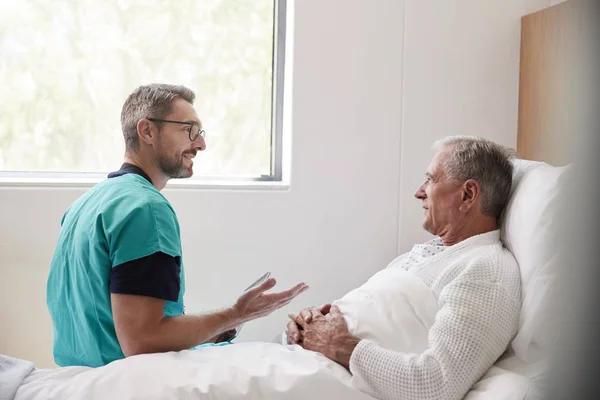 Chirurgien Visitant Parlant Avec Patient Masculin Âgé Dans Lit Hôpital — Photo