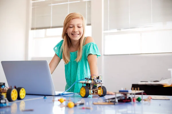 Construindo Programando Veículo Robô Estudante Fêmea Após Classe Codificação Computador — Fotografia de Stock