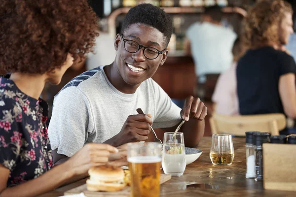 Paar Verabredet Sich Getränken Und Essen Restaurant — Stockfoto