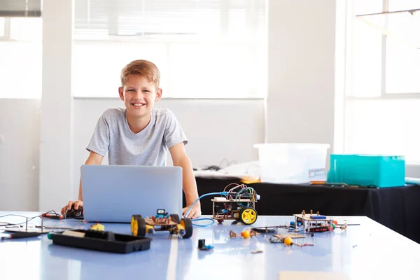 Ritratto Del Veicolo Maschio Del Robot Costruzione Programmazione Dello Studente — Foto Stock