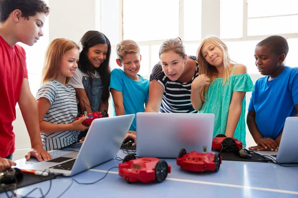 Gruppe Von Schülern Der Computercodierungsklasse Nach Der Schule Lernt Roboterfahrzeug — Stockfoto