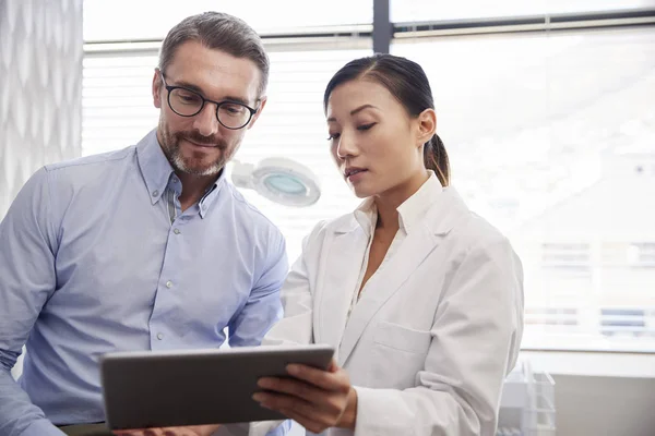 Ärztin Zeigt Reiferen Männlichen Patienten Testergebnisse Auf Digitalem Tablet Büro — Stockfoto