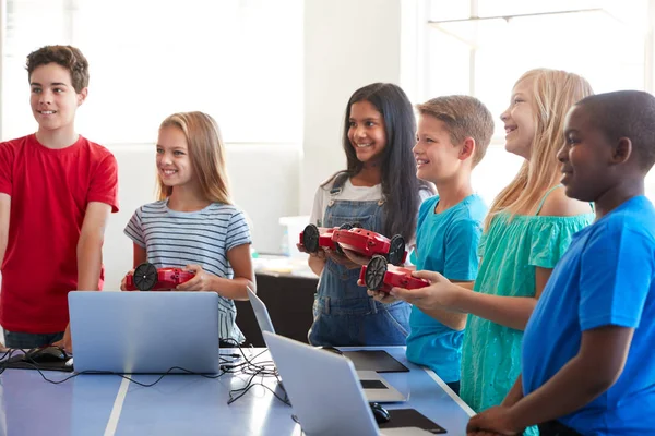 Grupa Studentów Szkole Computer Coding Klasa Learning Program Robot Vehicle — Zdjęcie stockowe