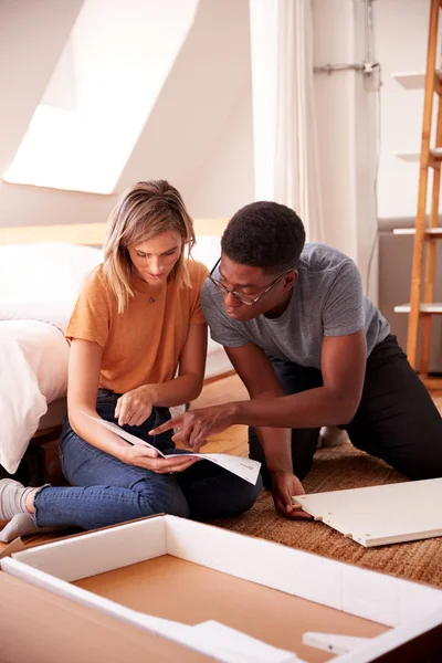 Couple New Home Putting Together Self Assembly Furniture — Stock Photo, Image