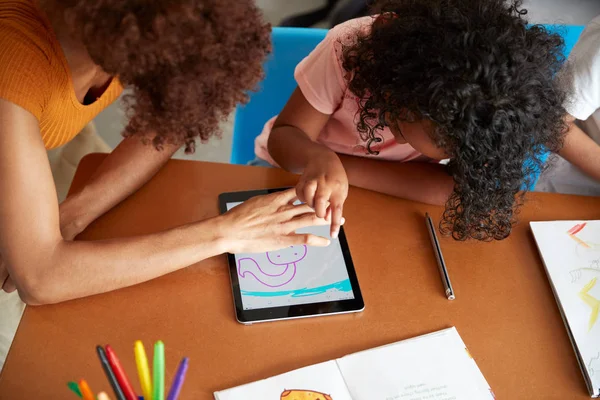 Grundschullehrerin Und Schülerin Zeichnen Mit Digitalem Tablet Klassenzimmer — Stockfoto