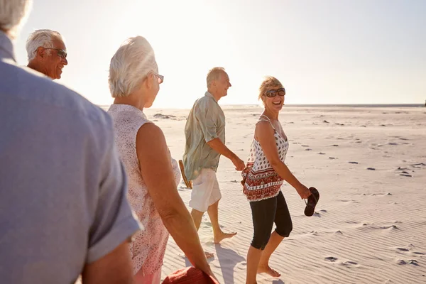 Grupo Amigos Mayores Caminando Largo Sandy Beach Vacaciones Verano Grupo —  Fotos de Stock