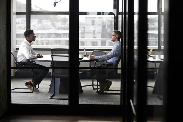 Dwa Spotkania Biznesmenów Rozmowę Kwalifikacyjną Pełną Długość Widziany Przez Szklaną — Zdjęcie stockowe