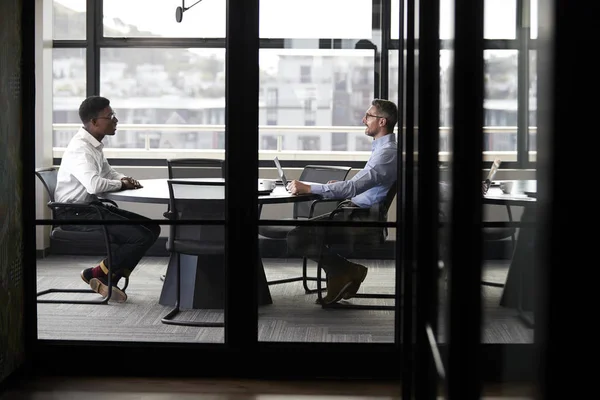 Deux Hommes Affaires Rencontrent Pour Entretien Embauche Pleine Longueur Travers — Photo