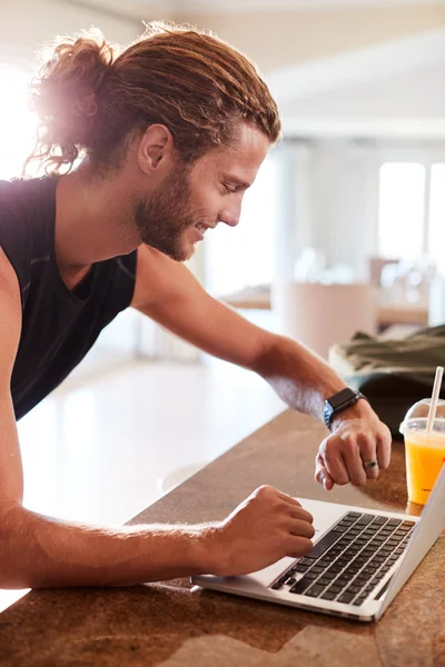 Millennial Uomo Bianco Controllo Fitness App Orologio Laptop Dopo Allenamento — Foto Stock