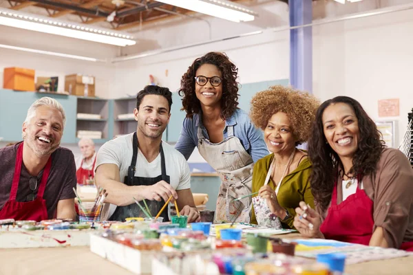 Retrato Adultos Maduros Que Asisten Clase Arte Centro Comunitario Con — Foto de Stock