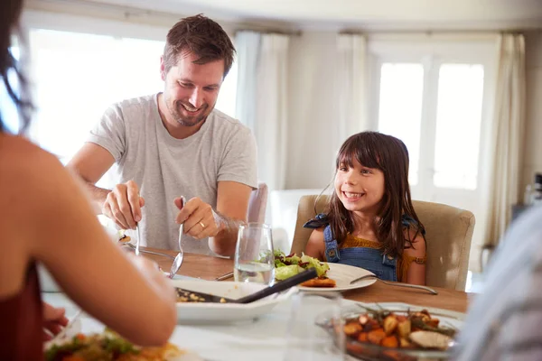 家族の食事中に夕食のテーブルで食べ物を提供するために彼女のお父さんを待っている若い女の子 クローズアップ — ストック写真