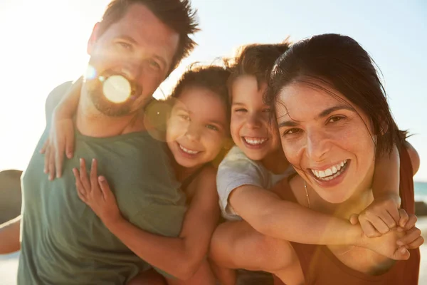 Mid Adultos Pais Brancos Piggybacking Seus Filhos Uma Praia Sorrindo — Fotografia de Stock