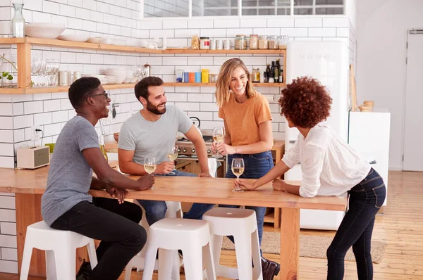 Evde Şarap Kadehleri Ile Mutfakta Dinlenen Çift Birlikte Konuşuyor — Stok fotoğraf