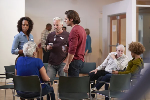 Gruppo Persone Socializzare Dopo Incontro Nel Centro Sociale — Foto Stock