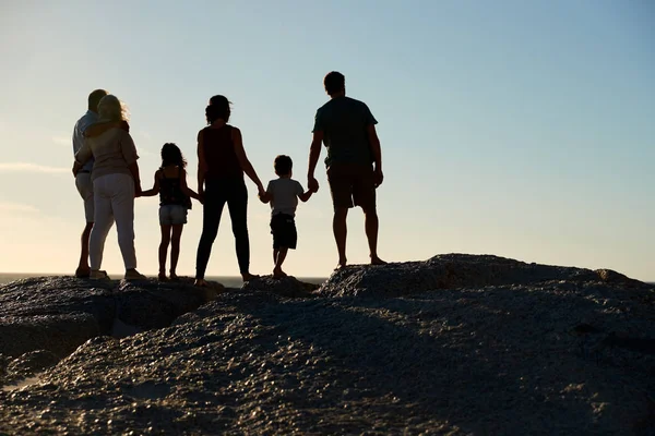 Família Três Gerações Uma Praia Mãos Dadas Admirando Vista Comprimento — Fotografia de Stock