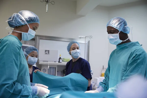 Equipo Quirúrgico Trabajando Paciente Quirófano Del Hospital —  Fotos de Stock