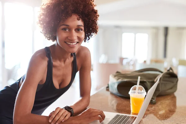 Duizendjarige Afro Amerikaanse Vrouw Controleren Fitnessgegevens Laptop Gym Glimlachend Naar — Stockfoto