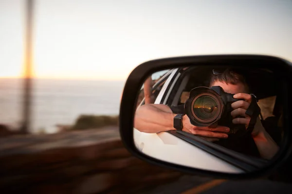 Człowiek Aparatem Robienia Zdjęć Samochodzie Wing Mirror — Zdjęcie stockowe