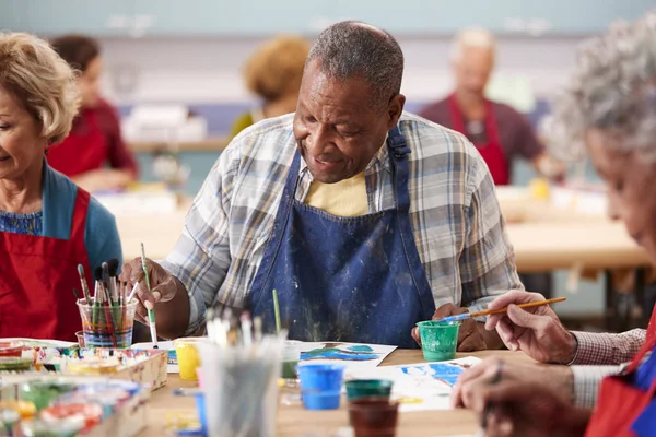 Anziani Pensionati Che Frequentano Corso Arte Nel Centro Sociale — Foto Stock