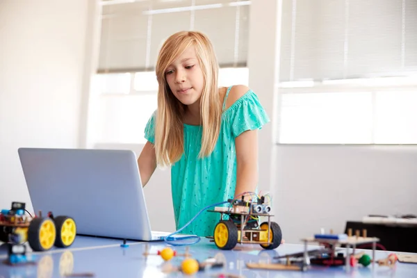 Construindo Programando Veículo Robô Estudante Fêmea Após Classe Codificação Computador — Fotografia de Stock