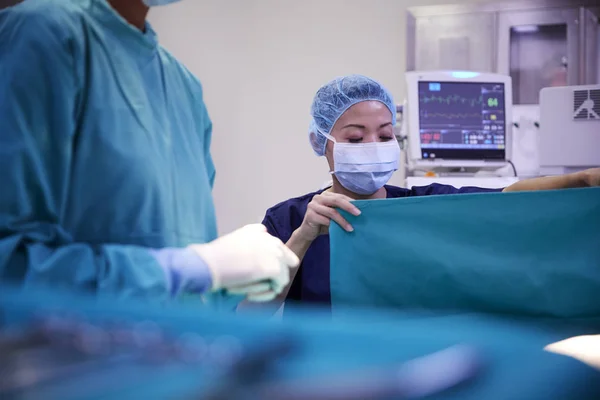 Equipo Quirúrgico Trabajando Paciente Quirófano Del Hospital —  Fotos de Stock