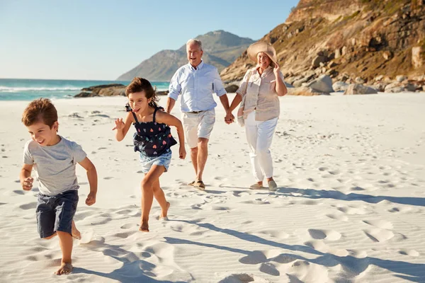 Couple Blanc Sénior Leurs Petits Enfants Marchant Sur Une Plage — Photo