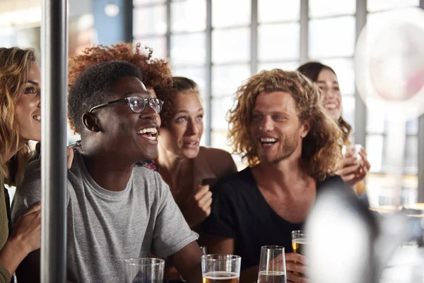 Gruppo Amici Maschi Femmine Che Festeggiano Guardando Gioco Sullo Schermo — Foto Stock