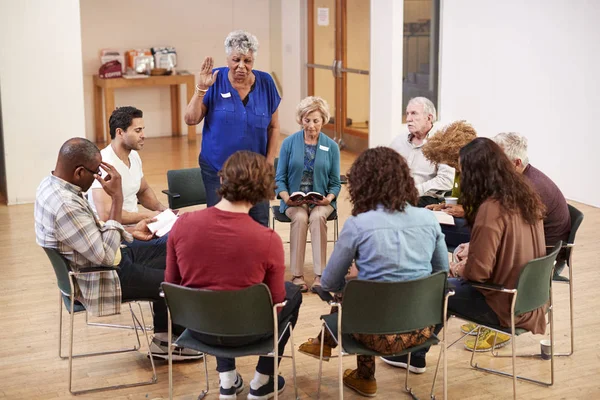 People Attending Bible Study Group Meeting Community Center — Stock Photo, Image