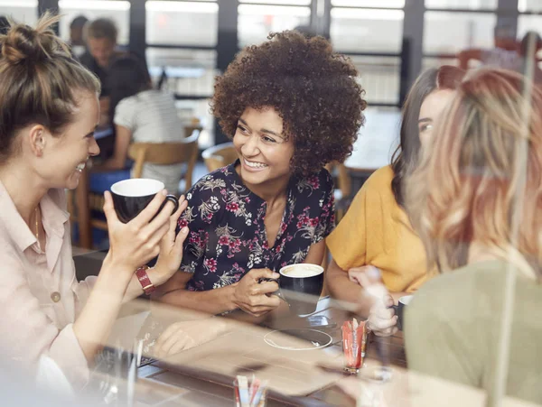 Vier Jonge Vrouwelijke Vrienden Vergadering Zitten Aan Tafel Coffee Shop — Stockfoto