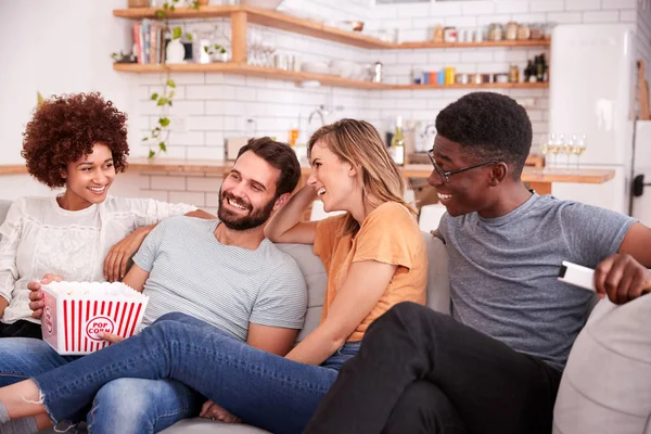 Groupe Amis Assis Sur Canapé Regarder Film Maison Tout Mangeant — Photo