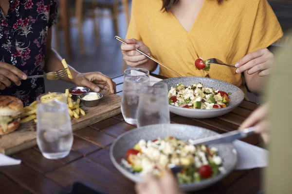 Close Amiche Che Mangiano Cibo Tavola Nel Ristorante — Foto Stock