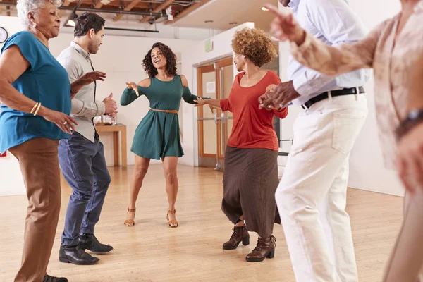 Άτομα Που Παρακολουθούν Μαθήματα Χορού Στο Κοινοτικό Κέντρο — Φωτογραφία Αρχείου