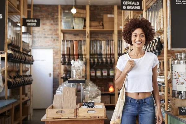 Retrato Mujer Comprando Productos Secos Una Tienda Comestibles Plástico Sostenible —  Fotos de Stock