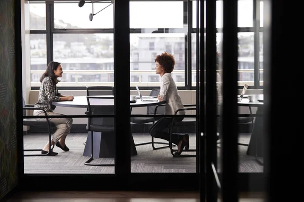 Due Donne Affari Millenarie Che Incontrano Colloquio Lavoro Tempo Pieno — Foto Stock