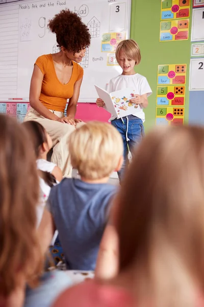 Alumno Masculino Aula Escuela Primaria Leyendo Libro Clase Con Profesor — Foto de Stock