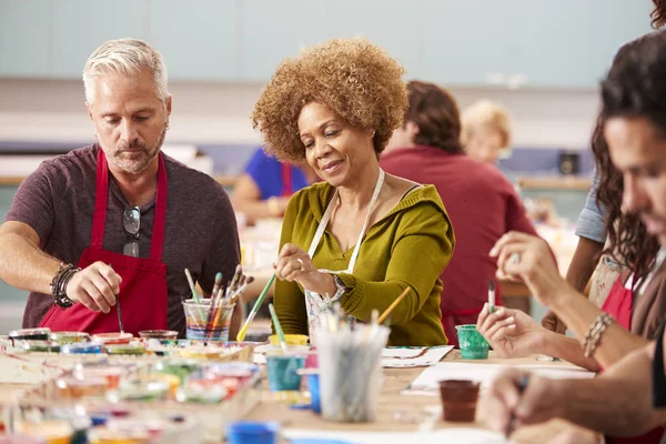 Grupo Adultos Maduros Que Frequentam Aula Arte Centro Comunitário — Fotografia de Stock