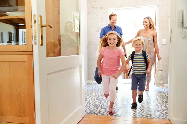 Familia Regresando Casa Del Viaje Compras Llevando Bolsas Comestibles — Foto de Stock