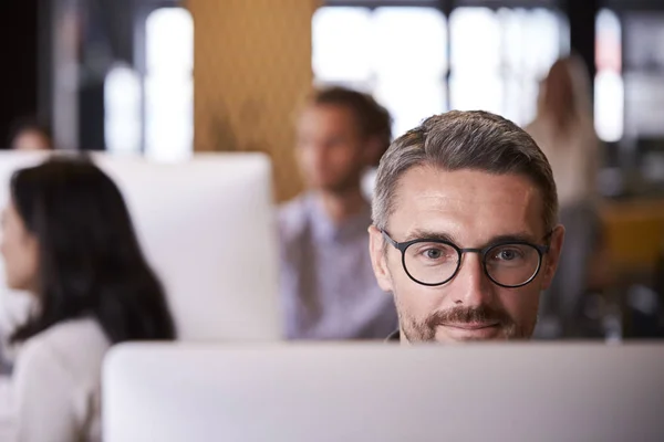 Homme Blanc Âge Moyen Créatif Utilisant Ordinateur Dans Bureau Occupé — Photo