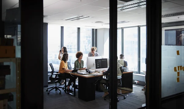 Creatief Business Team Samenwerken Een Casual Kantoor Gezien Door Glazen — Stockfoto