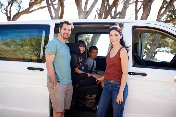 Parents Blancs Adultes Moyens Debout Côté Voiture Leurs Deux Jeunes — Photo