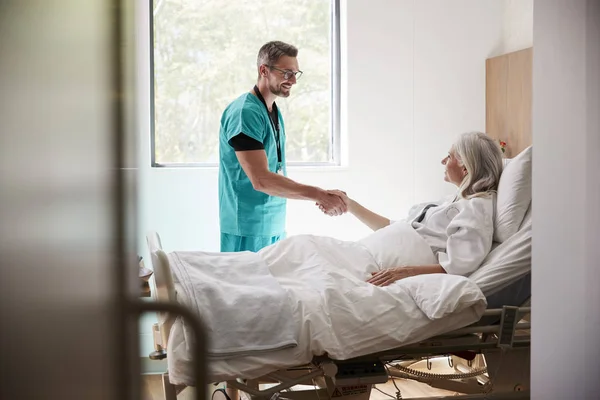 Chirurg Besucht Reife Patientin Krankenhausbett Und Schüttelt Ihr Die Hand — Stockfoto