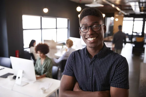 Millennial Noir Mâle Créatif Debout Dans Bureau Occasionnel Occupé Souriant — Photo