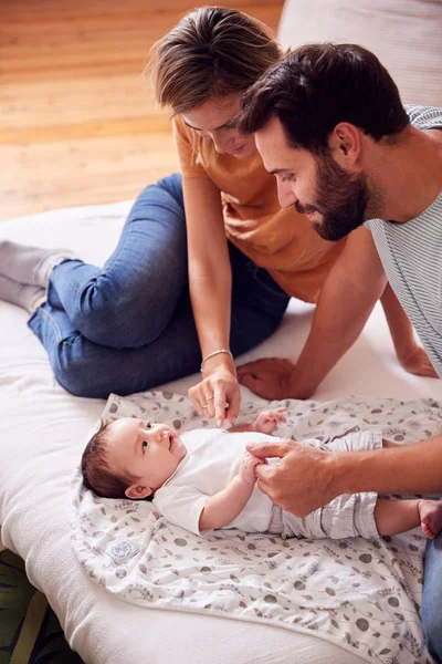 Liefdevolle Ouders Met Pasgeboren Baby Liggend Bed Thuis Loft Appartement — Stockfoto